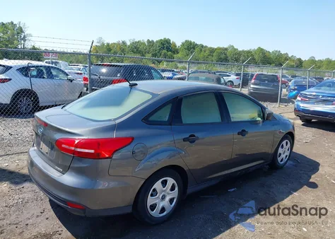 2016 Ford Focus S z USA, uszkodzony, nr VIN 1FADP3E24GL368317